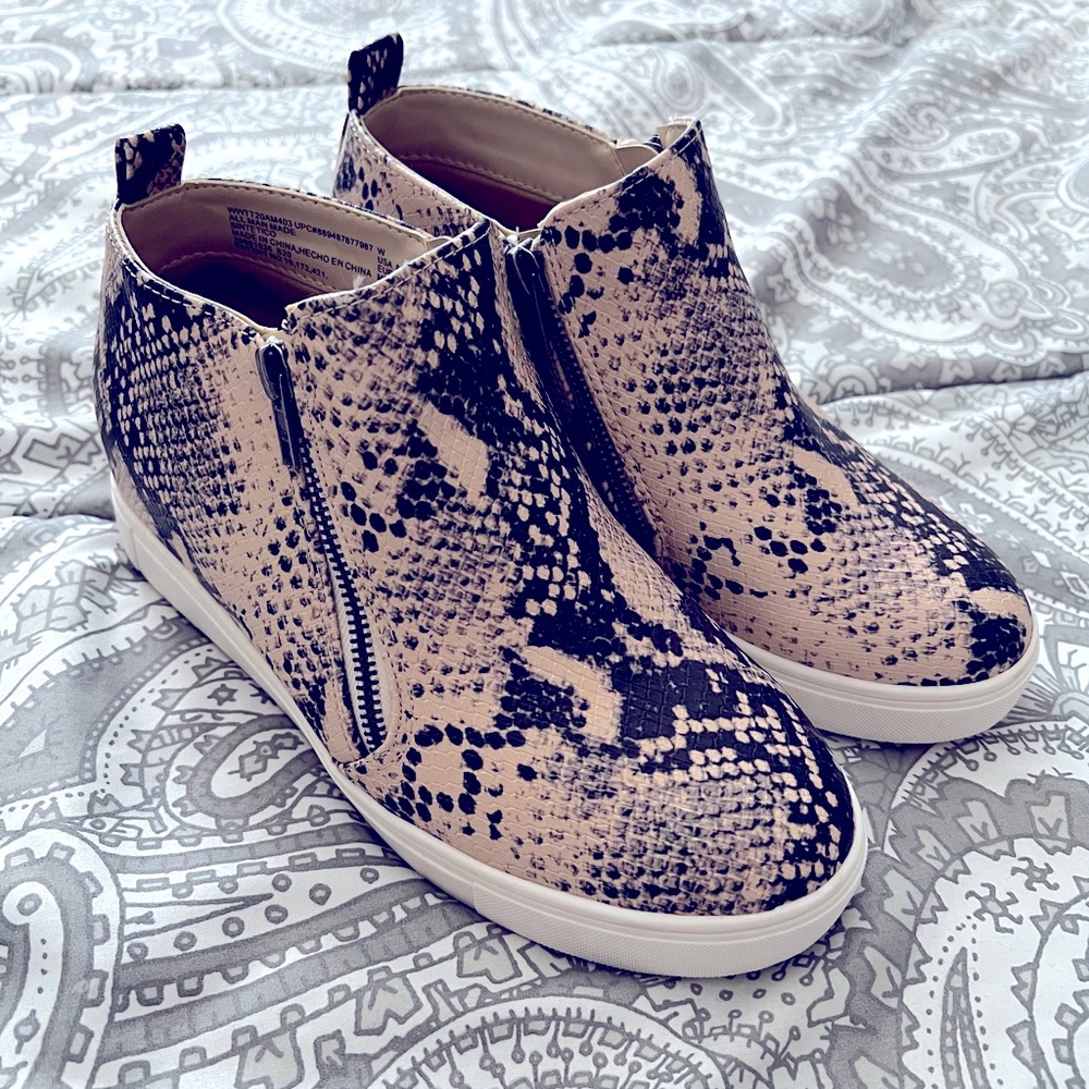 Time and Tru 8W Wide Width Snake Print Sneakers